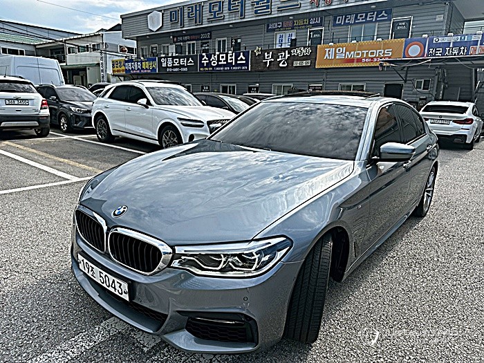 Автомобиль BMW 5-Series