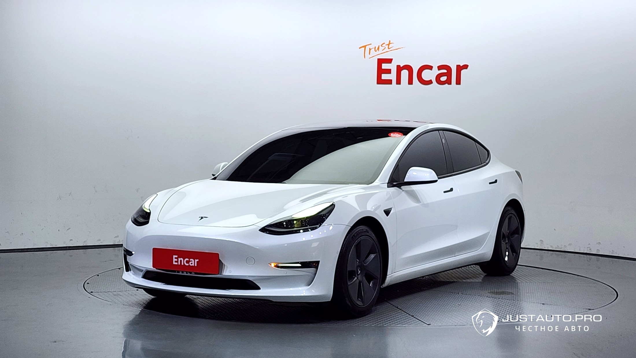 Автомобиль Tesla Model 3