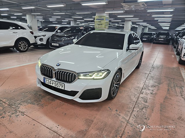 Автомобиль BMW 5-Series