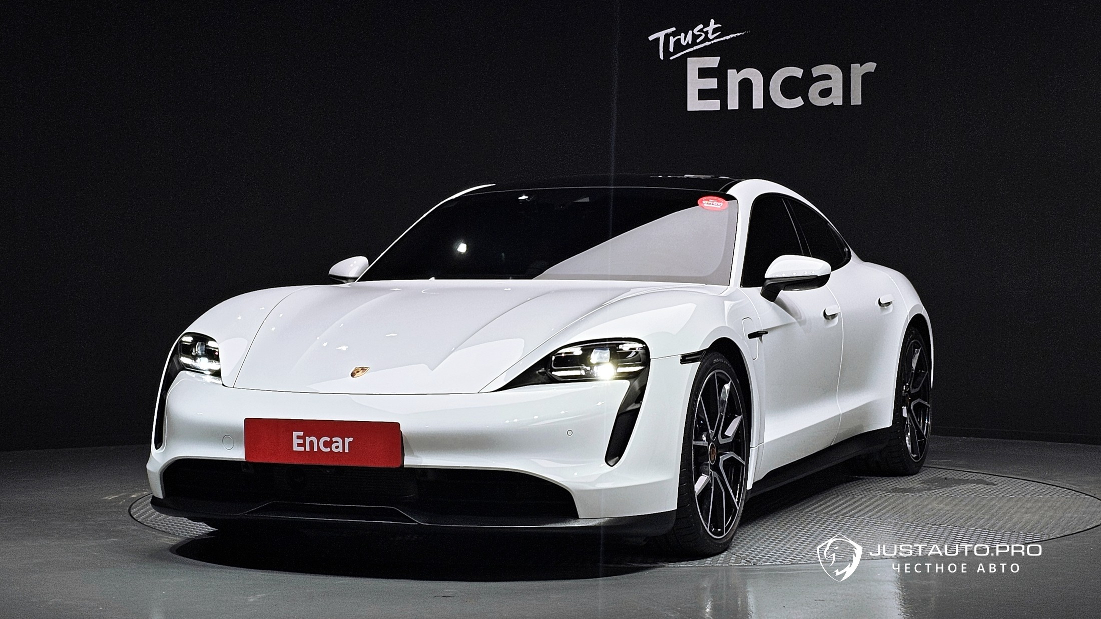 Автомобиль Porsche Taycan