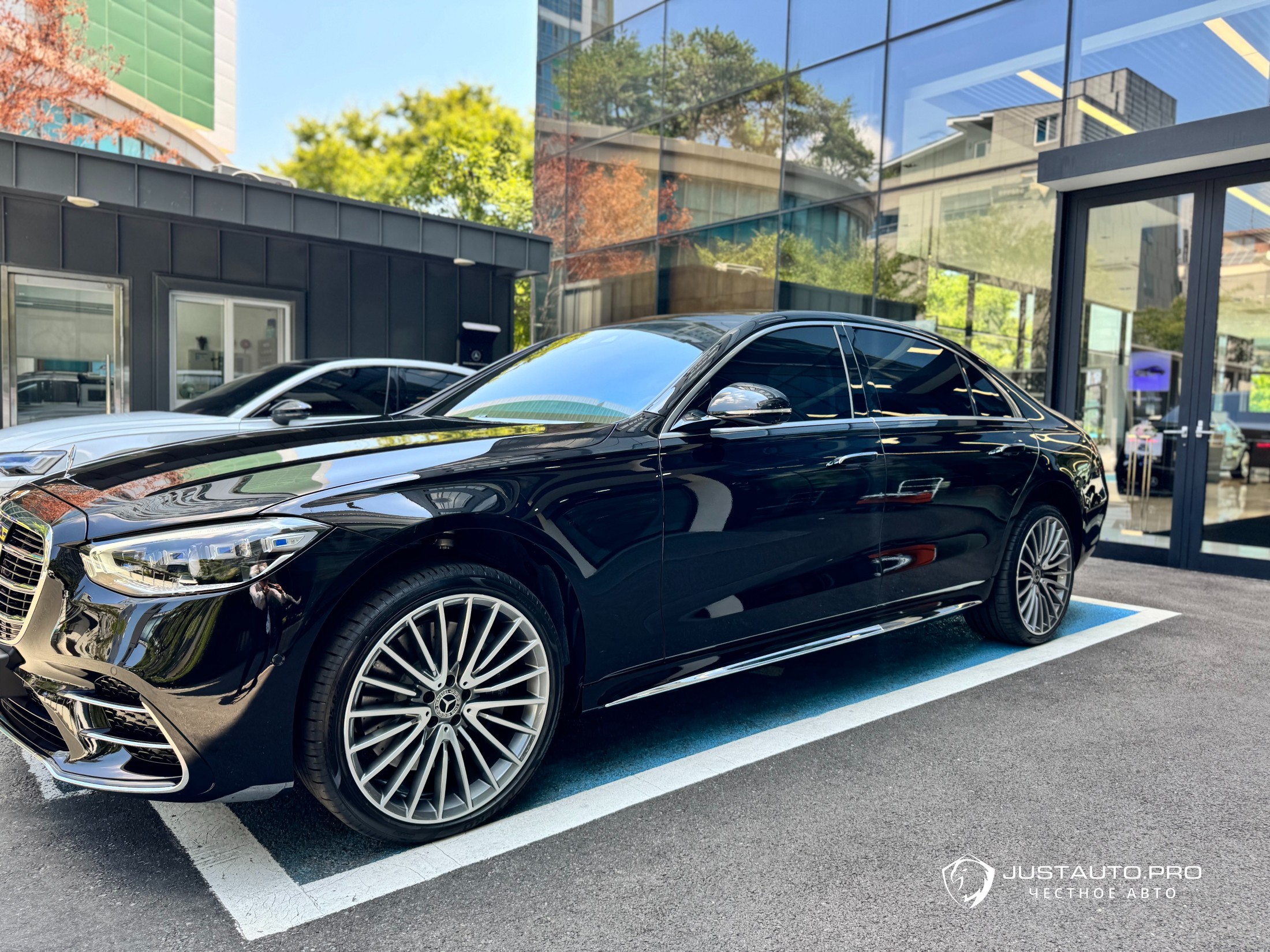 Автомобиль Mercedes-Benz S-Class