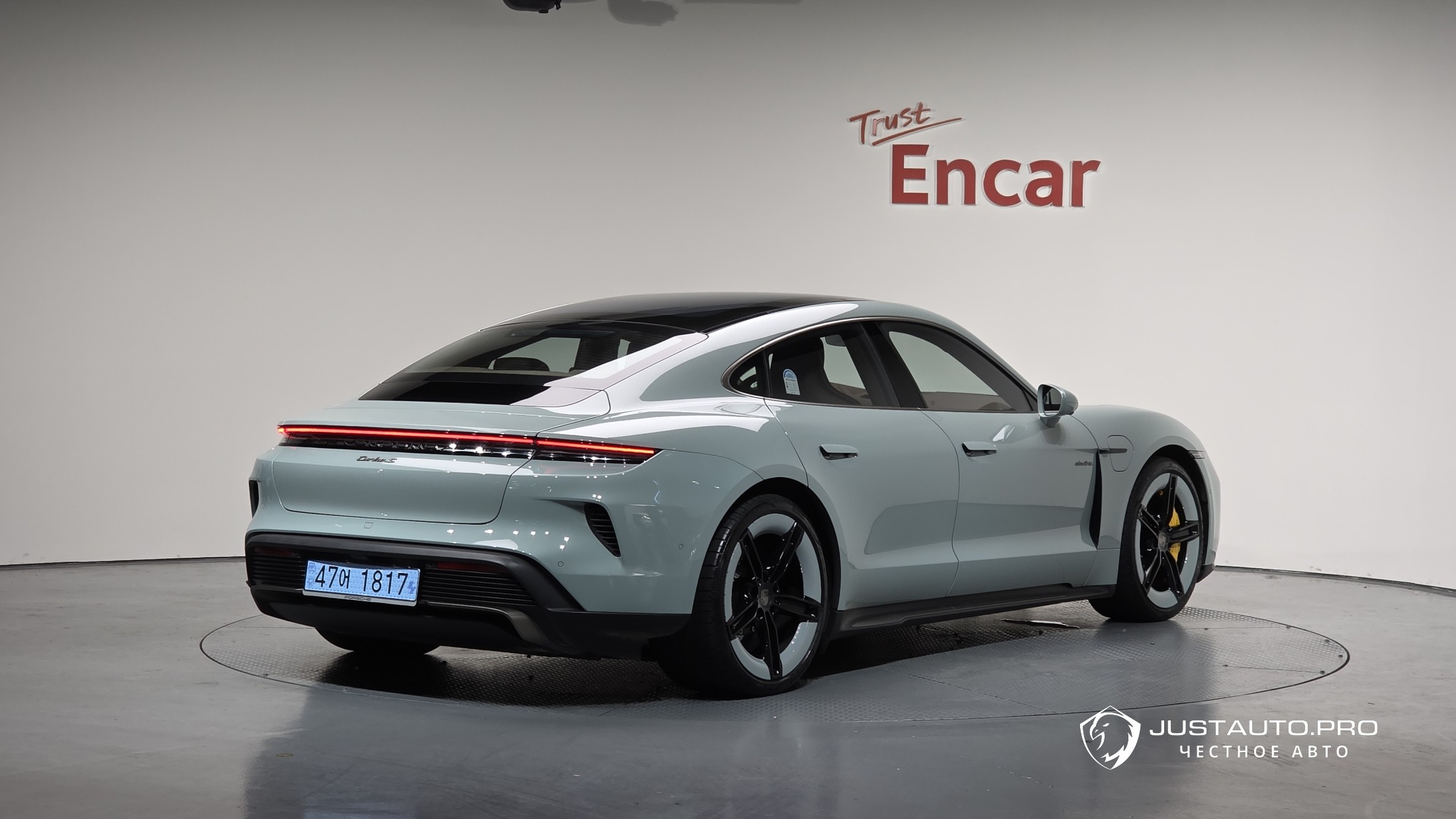 Автомобиль Porsche Taycan