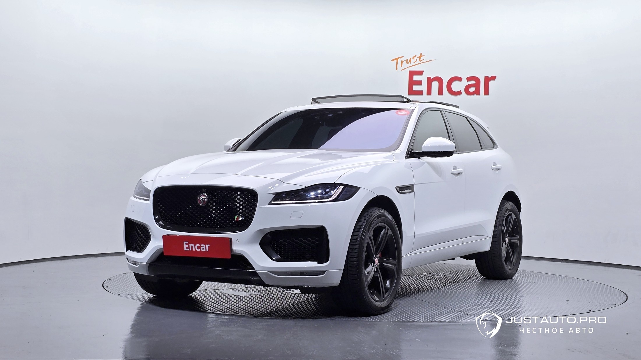 Автомобиль Jaguar F-PACE