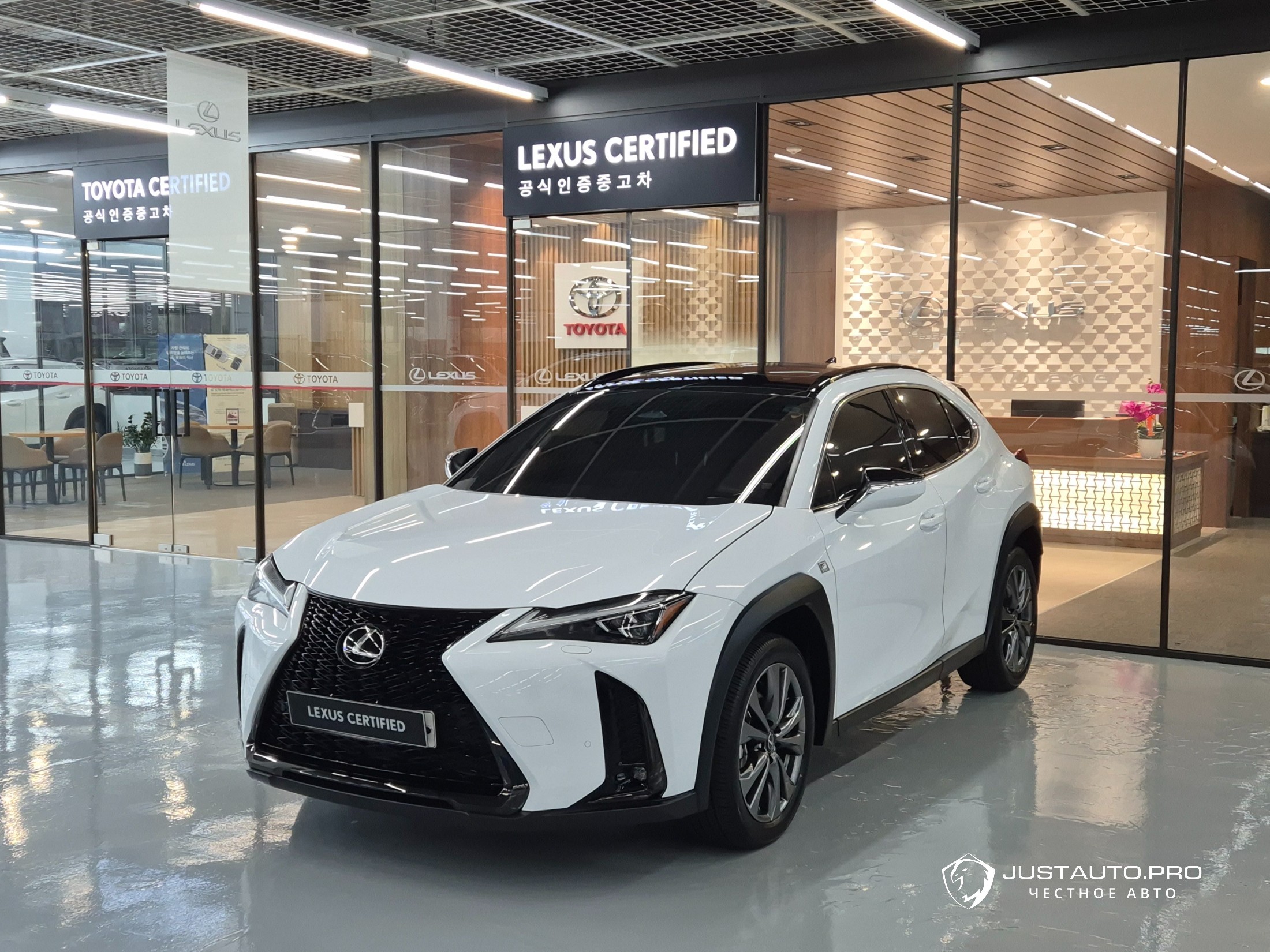 Автомобиль Lexus UX