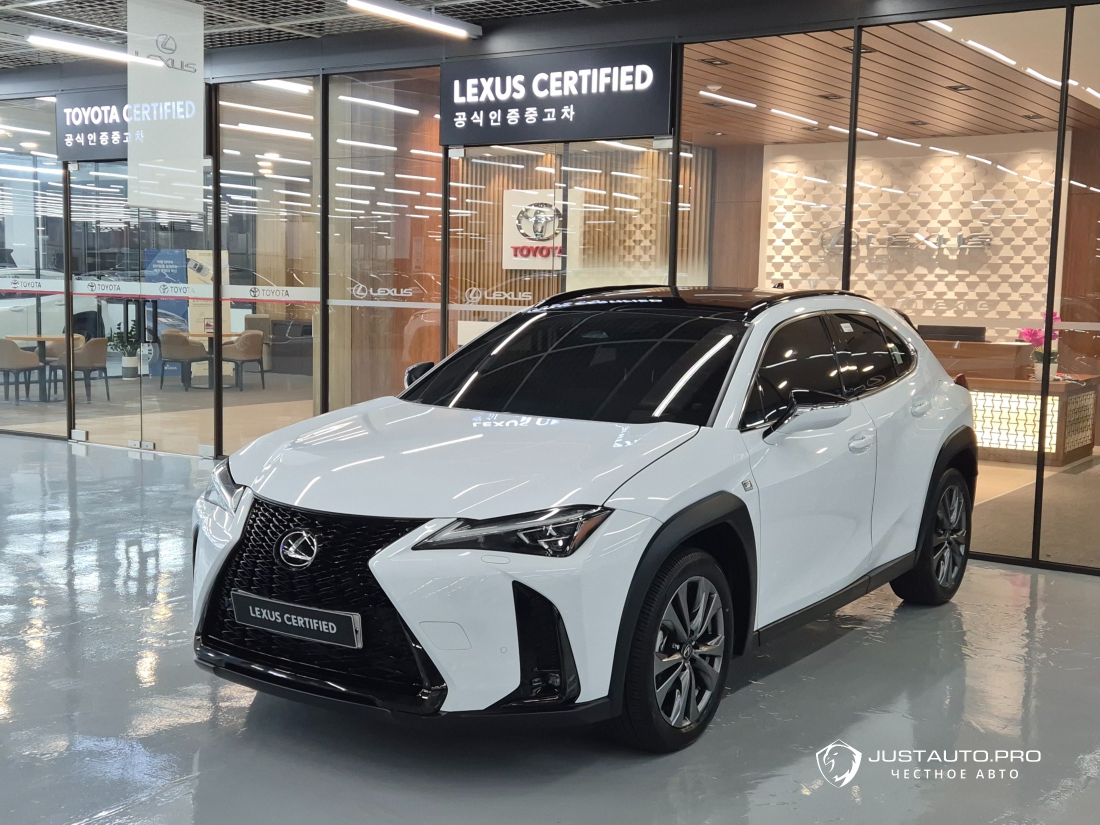Автомобиль Lexus UX