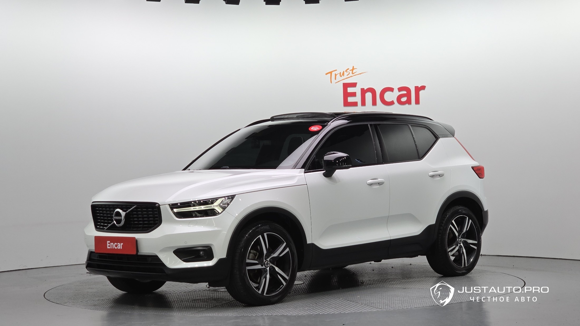 Автомобиль Volvo XC40
