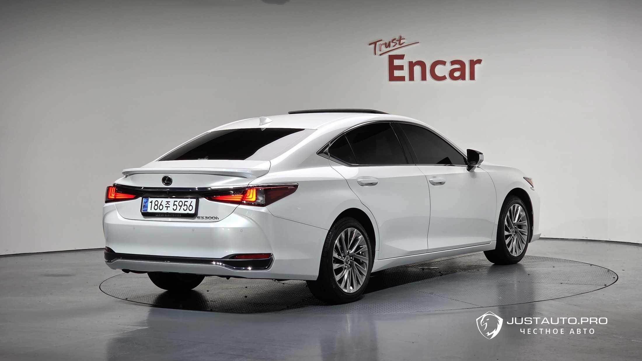 Автомобиль Lexus ES