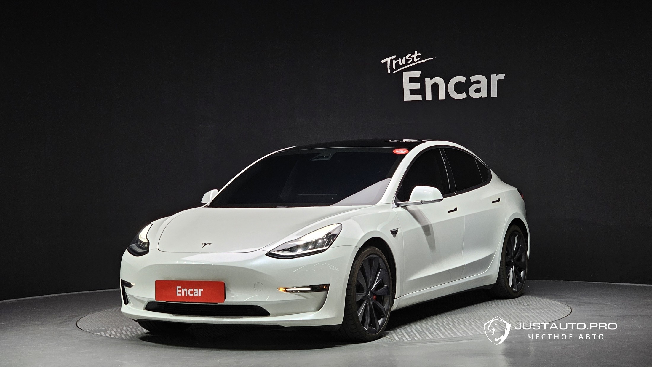 Автомобиль Tesla Model 3