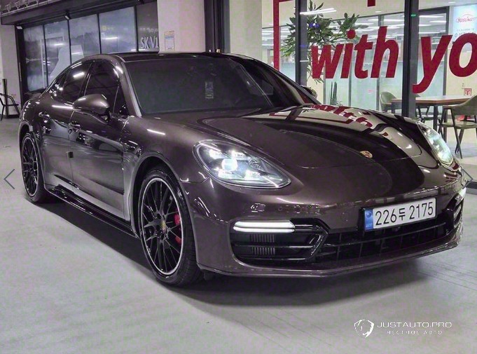 Автомобиль Porsche Panamera