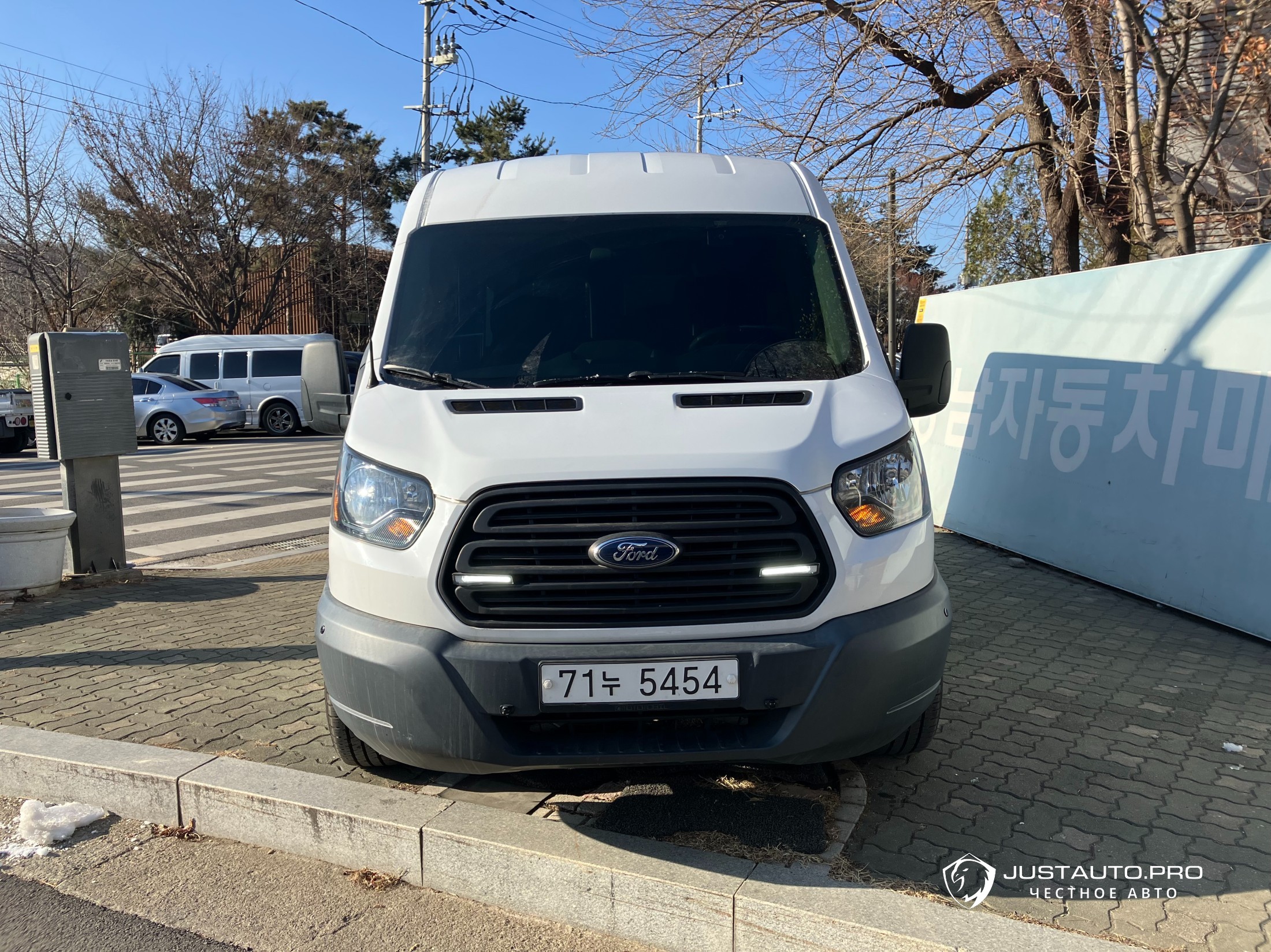 Автомобиль Ford Transit