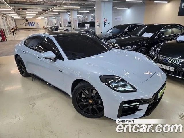 Автомобиль Porsche Panamera