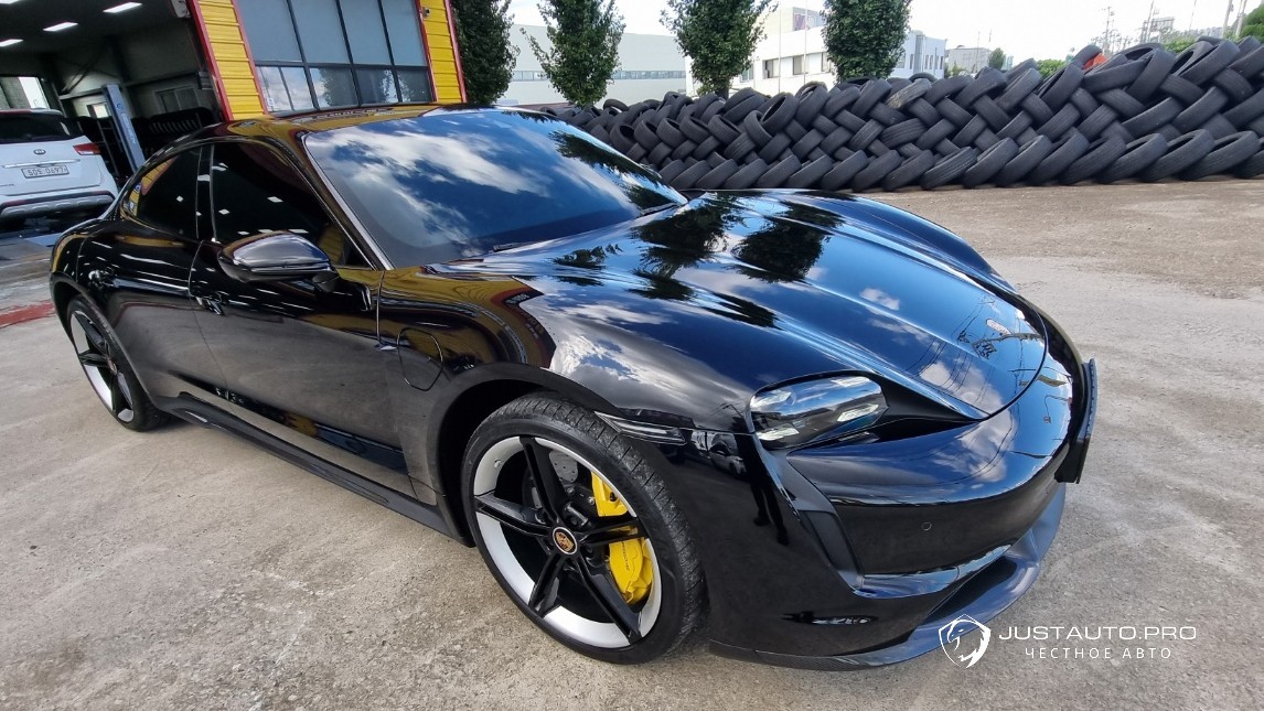 Автомобиль Porsche Taycan