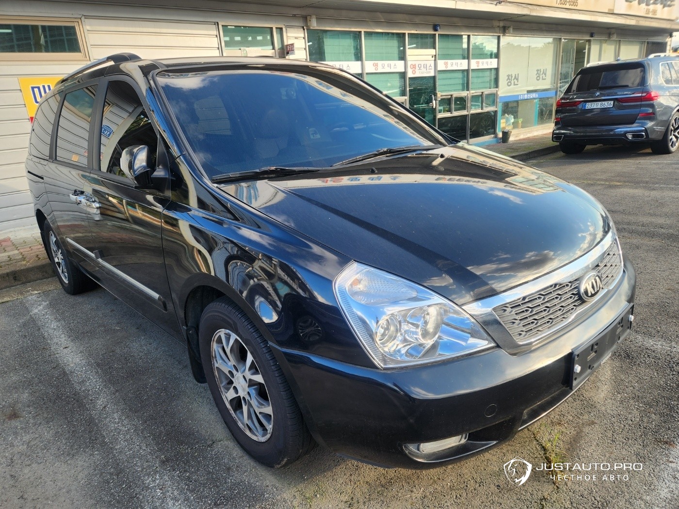 Автомобиль Kia Canival