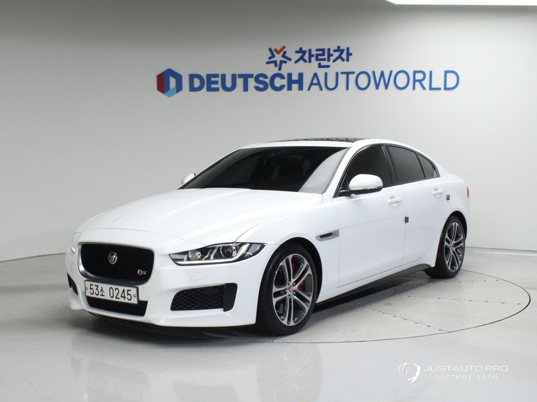 Автомобиль Jaguar XE