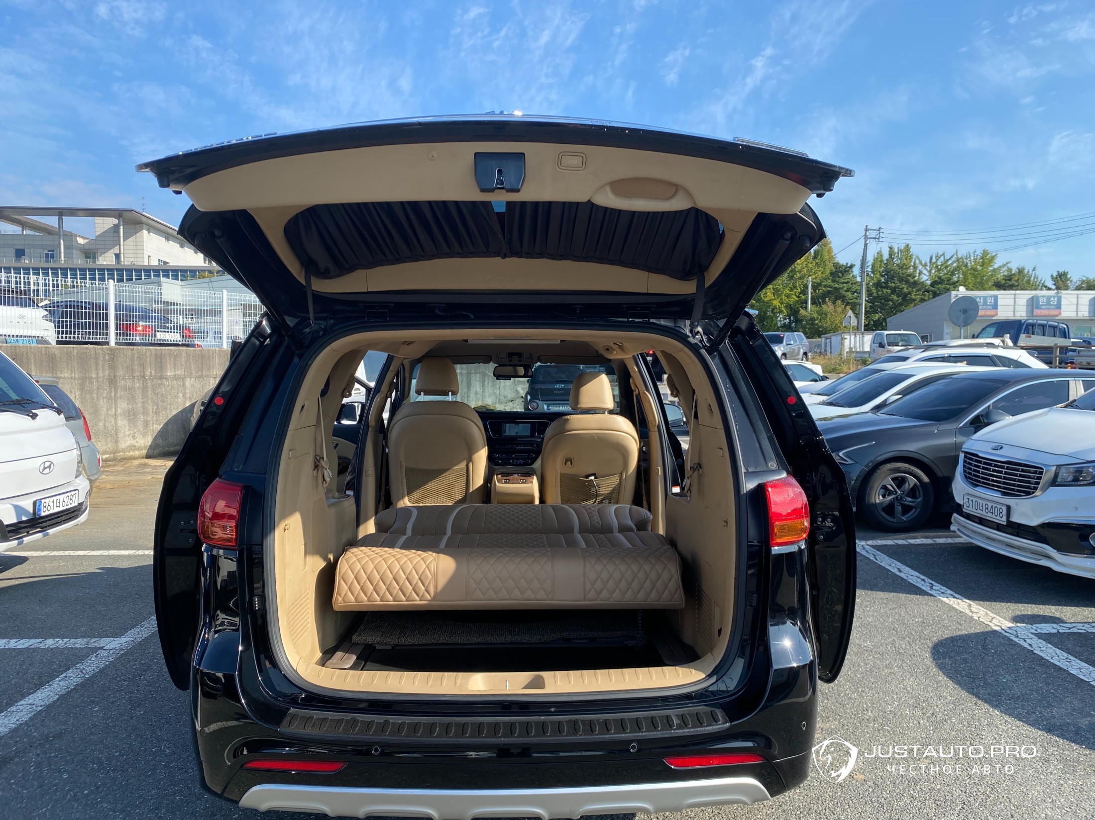 Автомобиль Kia Canival