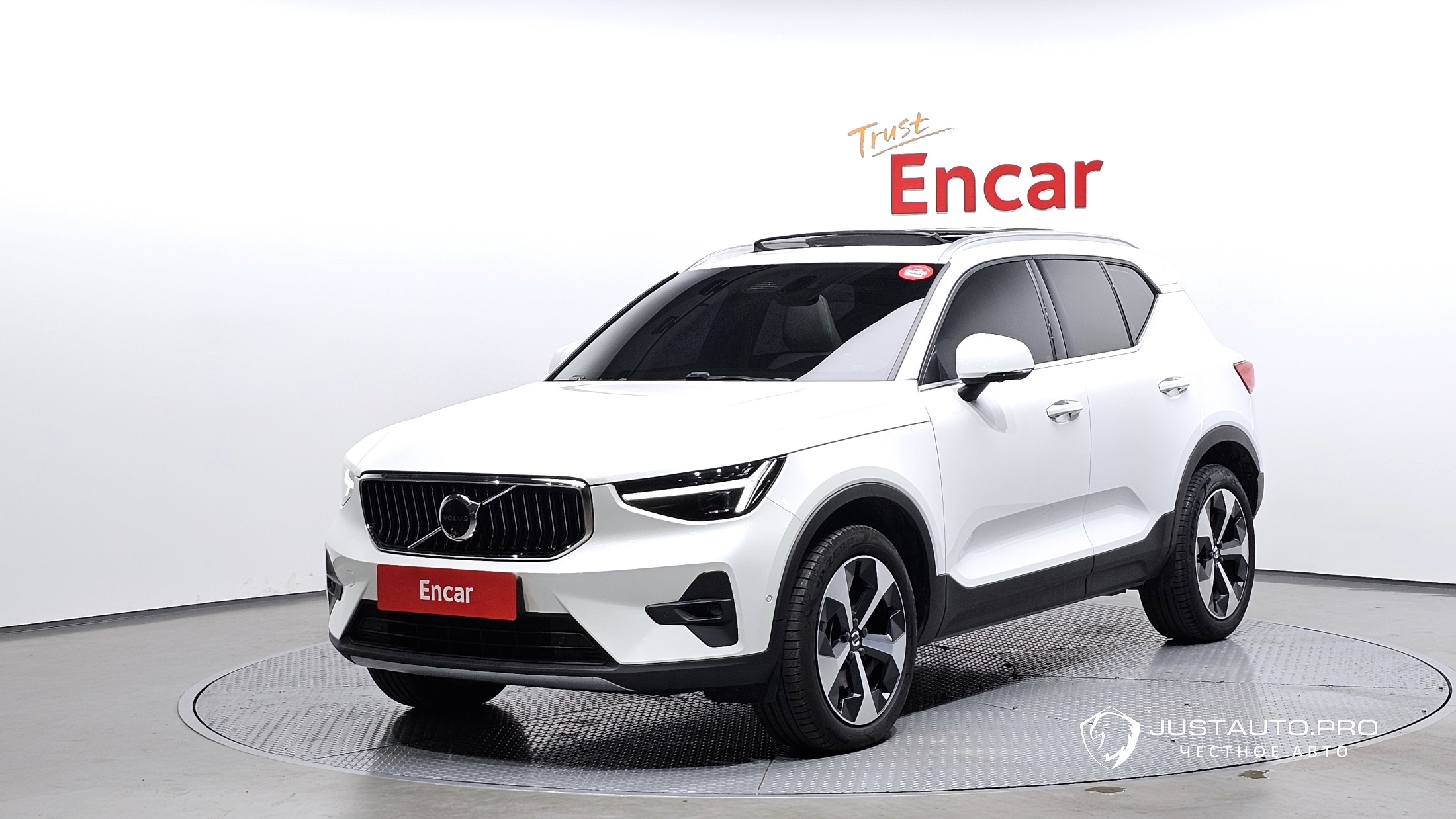 Автомобиль Volvo XC40