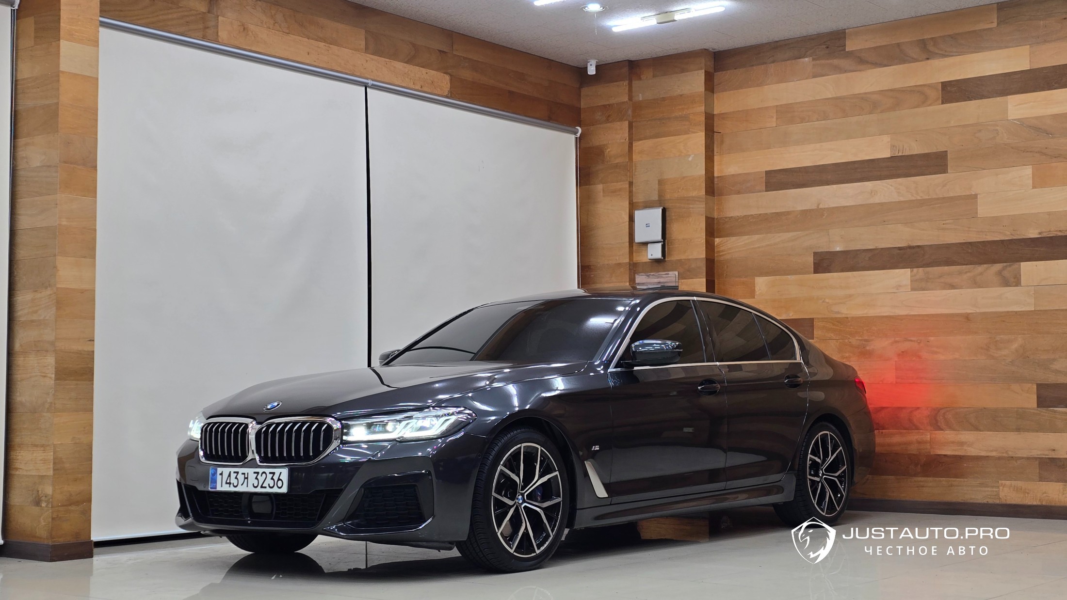 Автомобиль BMW 5-Series