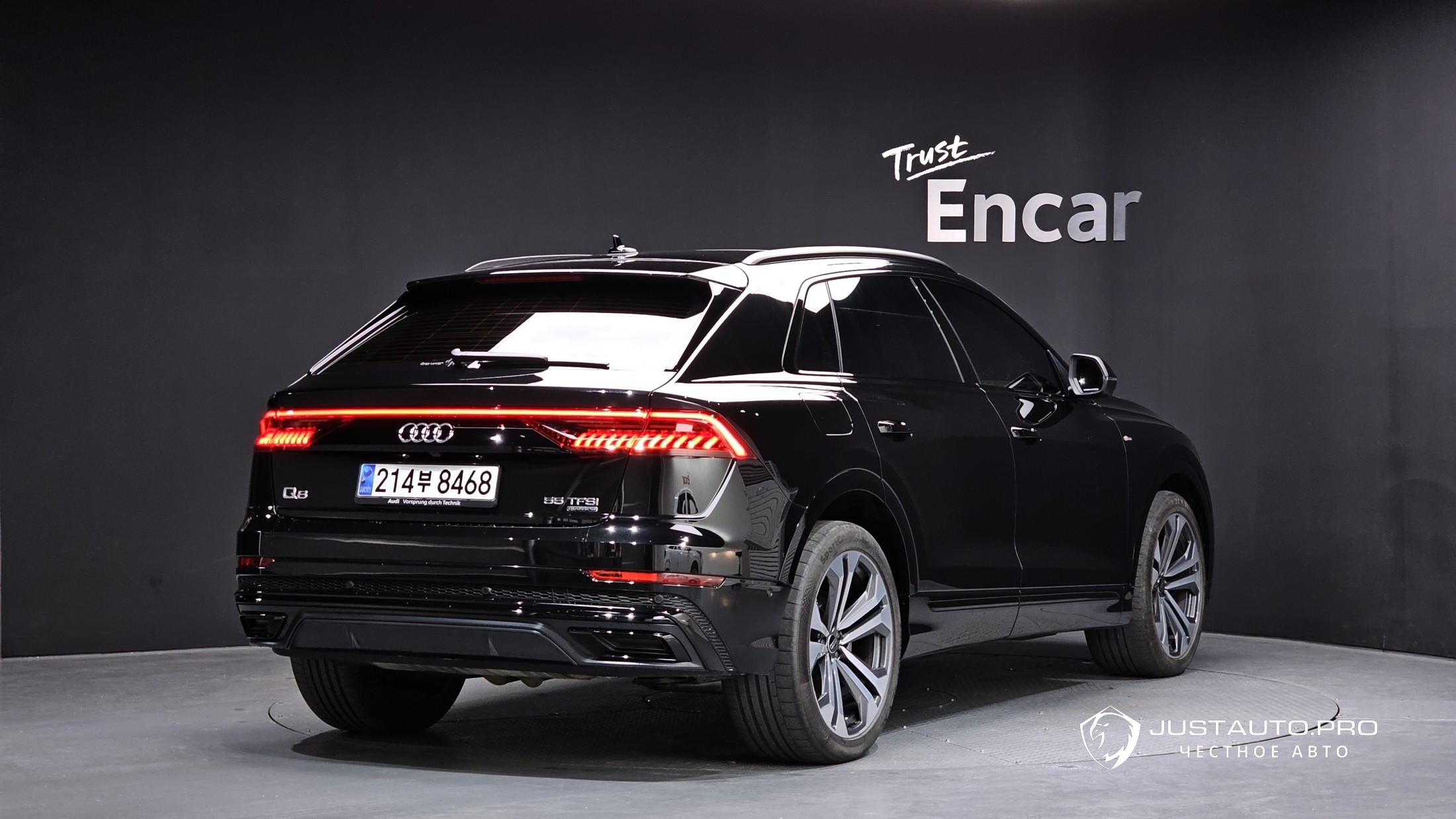 Автомобиль Audi Q8