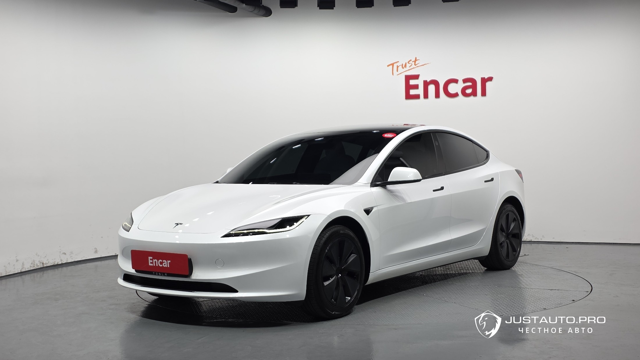 Автомобиль Tesla Model 3