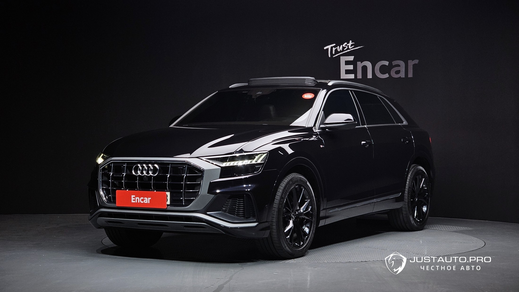 Автомобиль Audi Q8