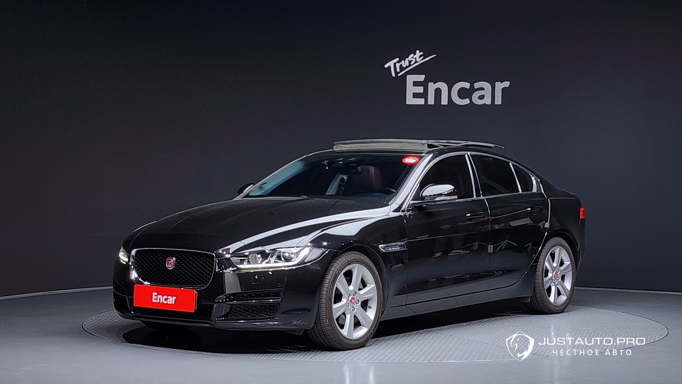 Автомобиль Jaguar XE