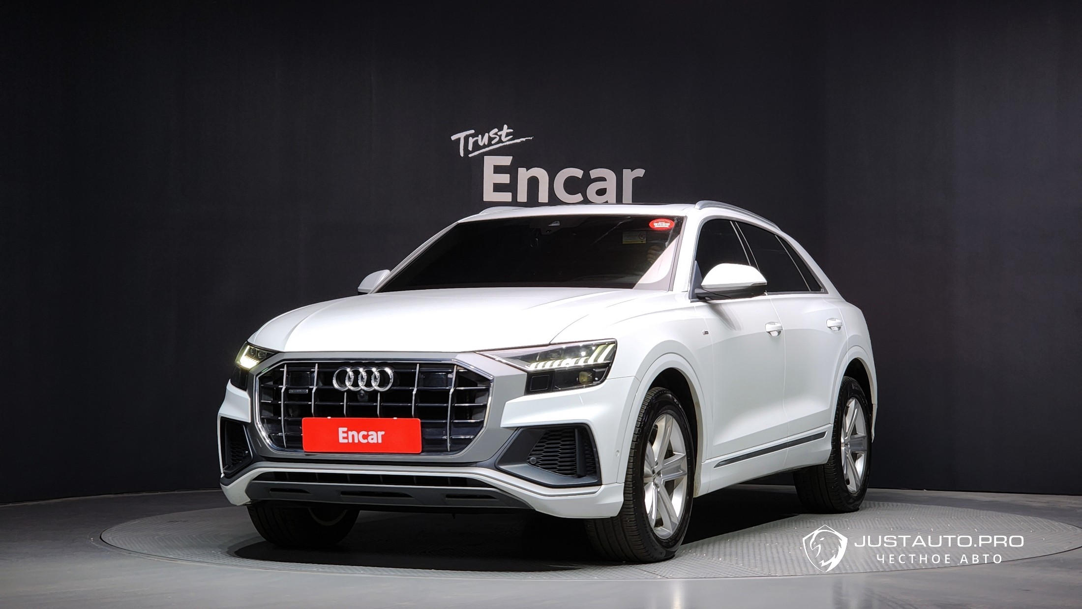 Автомобиль Audi Q8