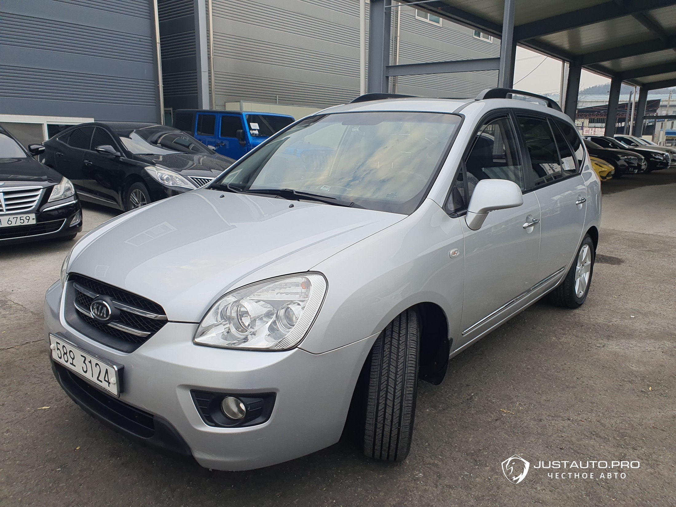 Автомобиль Kia Carens