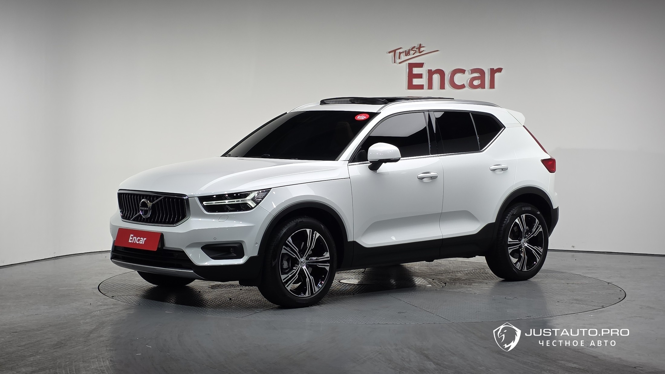 Автомобиль Volvo XC40