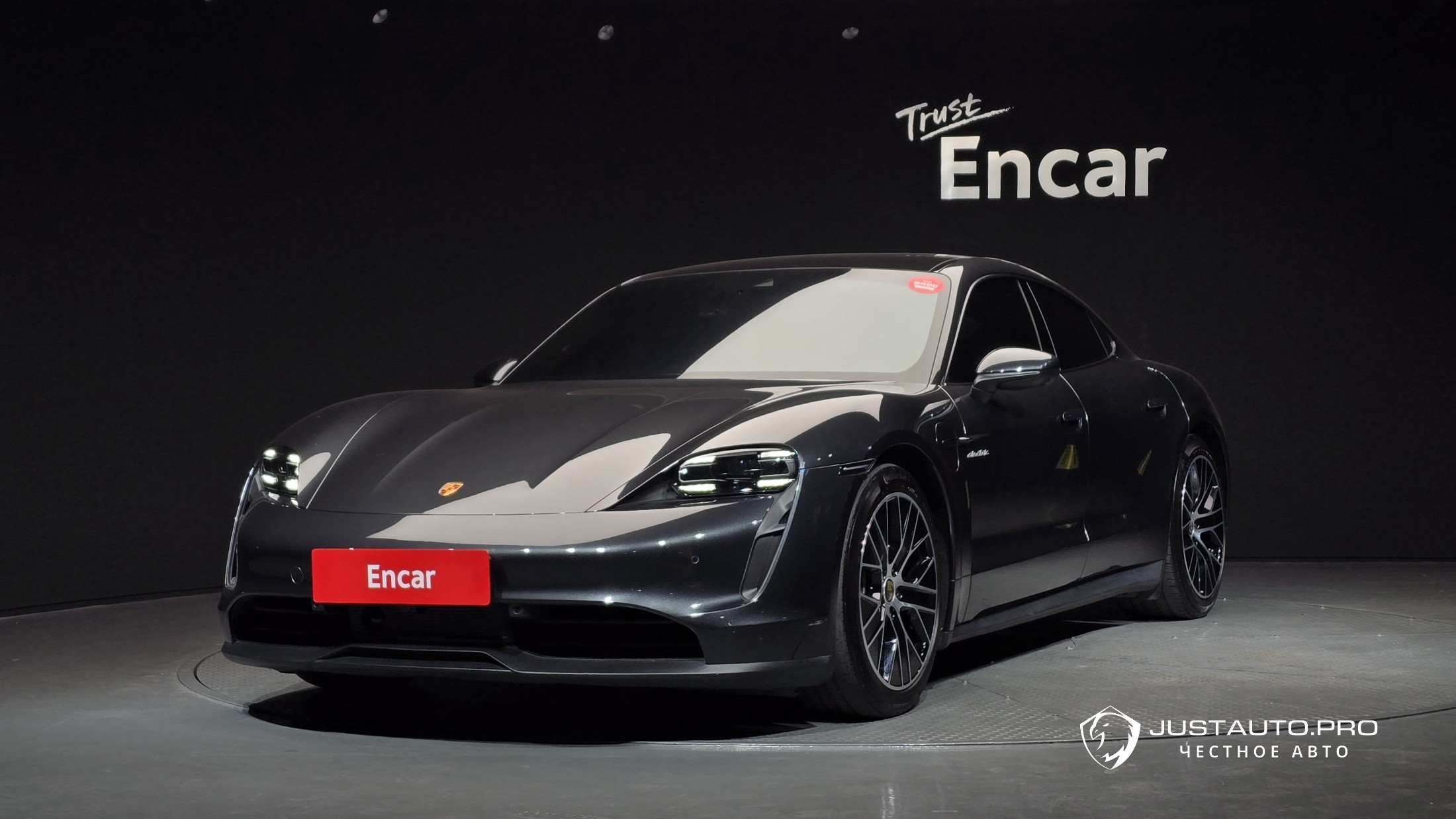 Автомобиль Porsche Taycan