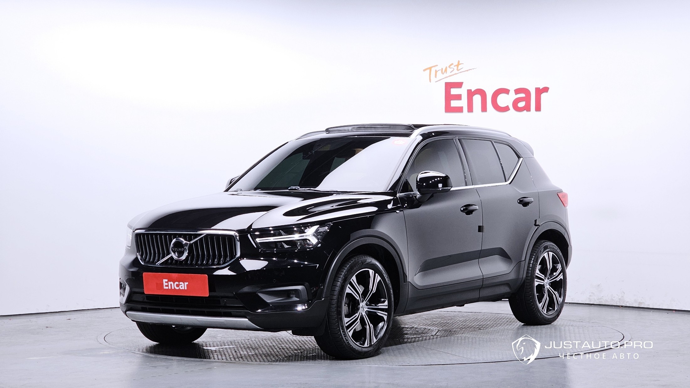 Автомобиль Volvo XC40