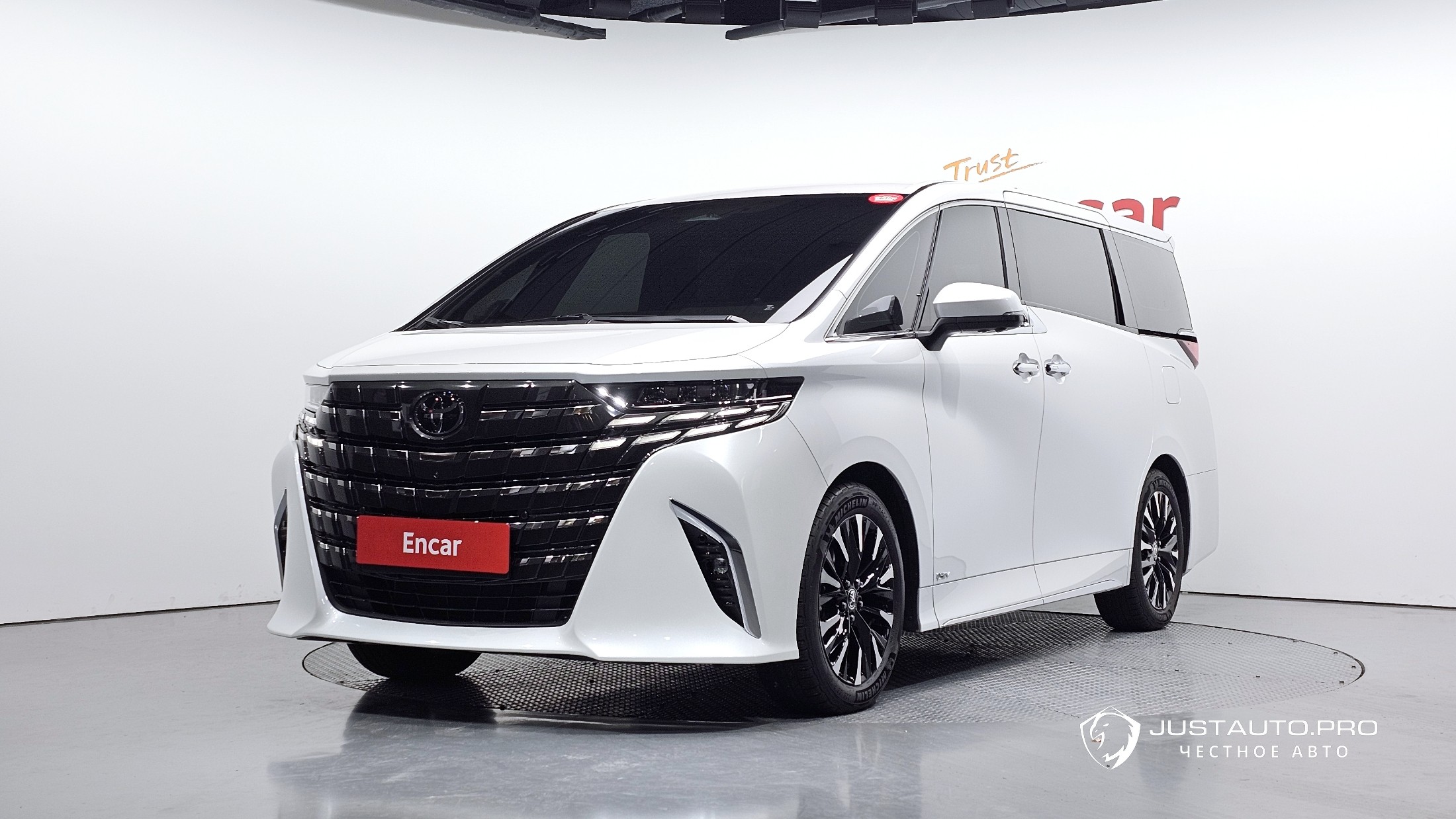Автомобиль Toyota Alphard