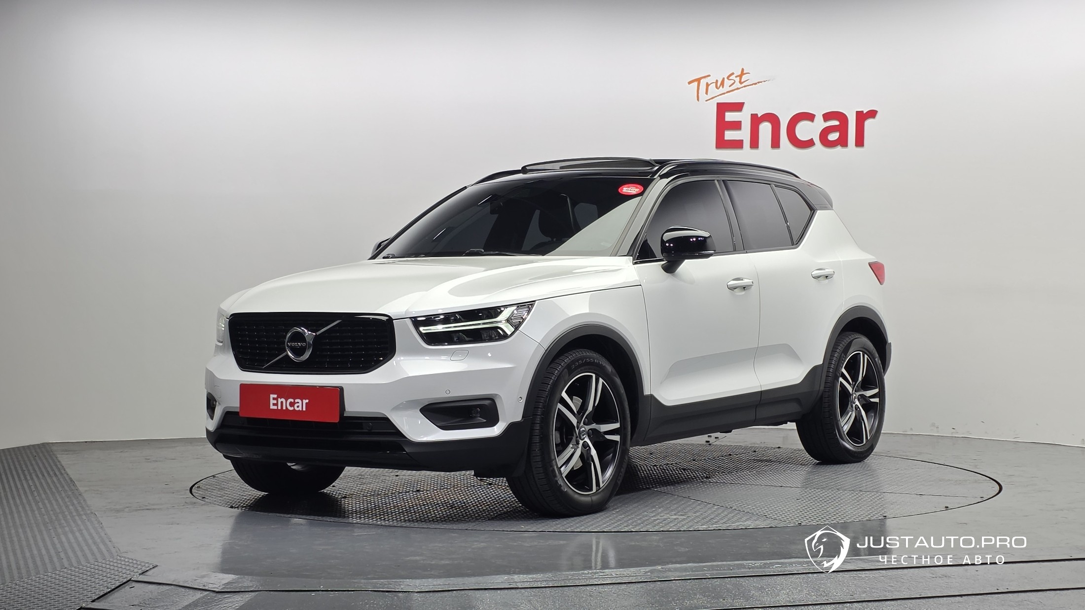 Автомобиль Volvo XC40