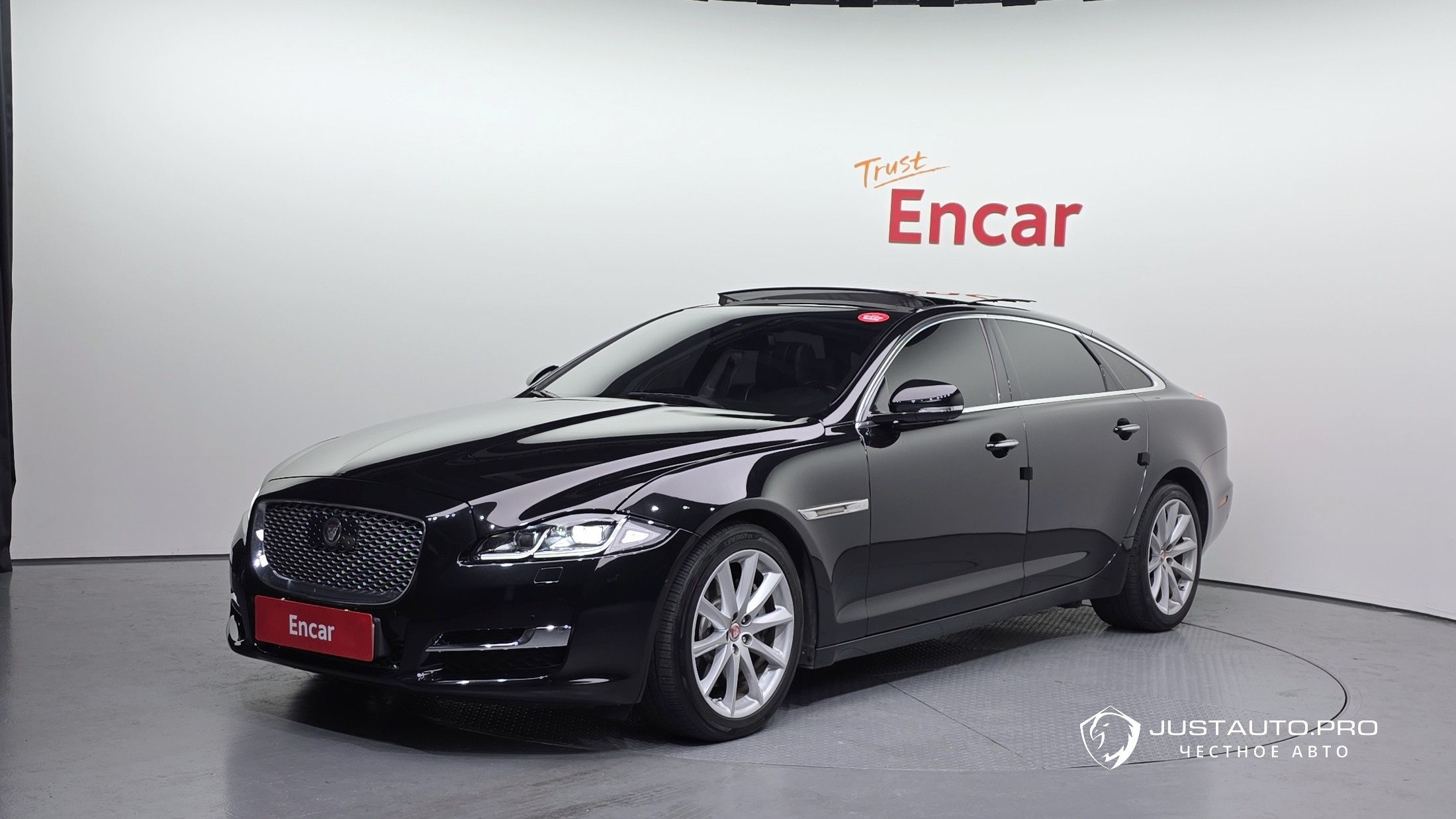 Автомобиль Jaguar XJ
