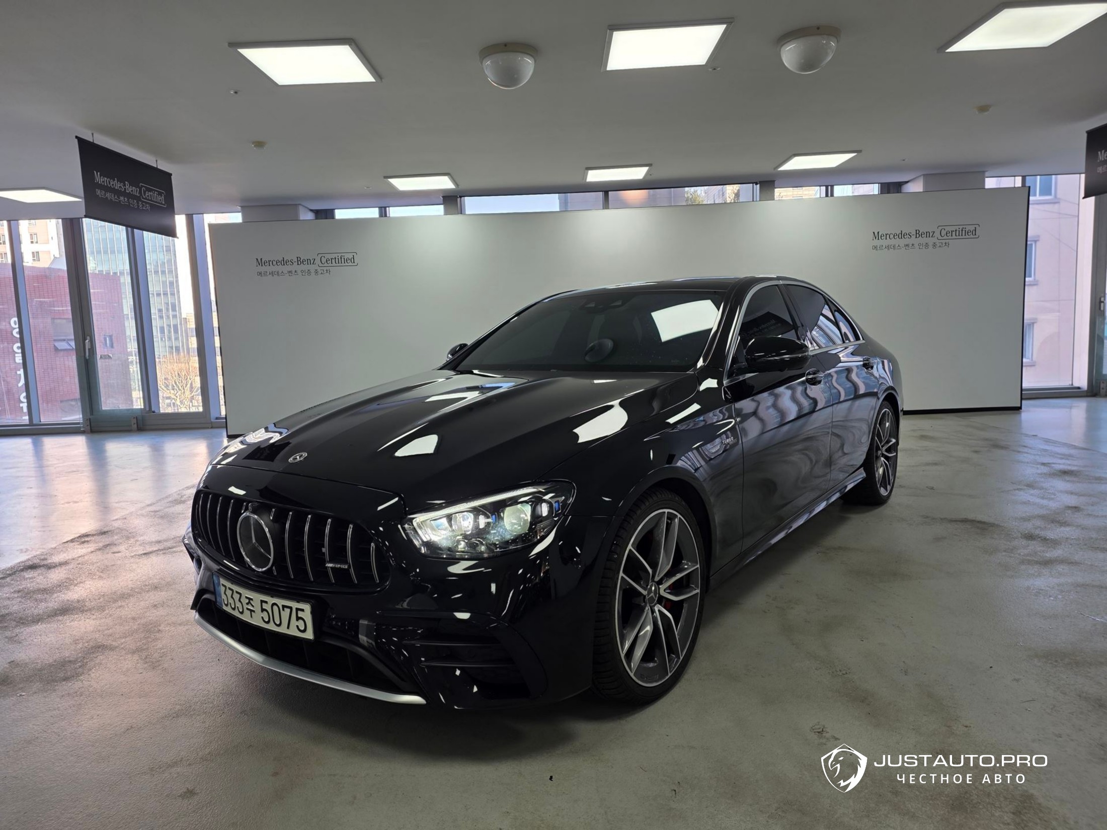 Автомобиль Mercedes-Benz E-Class