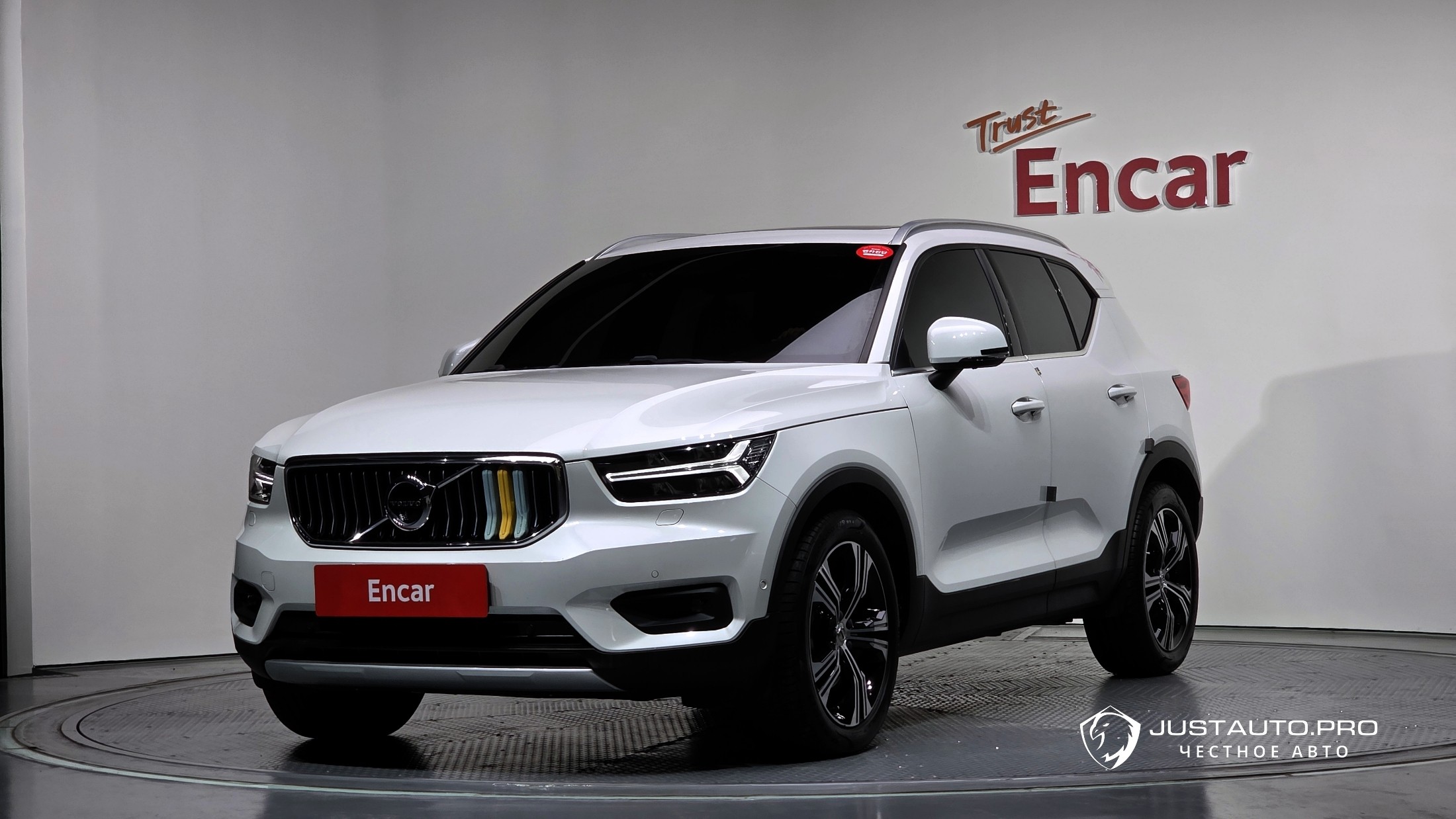 Автомобиль Volvo XC40