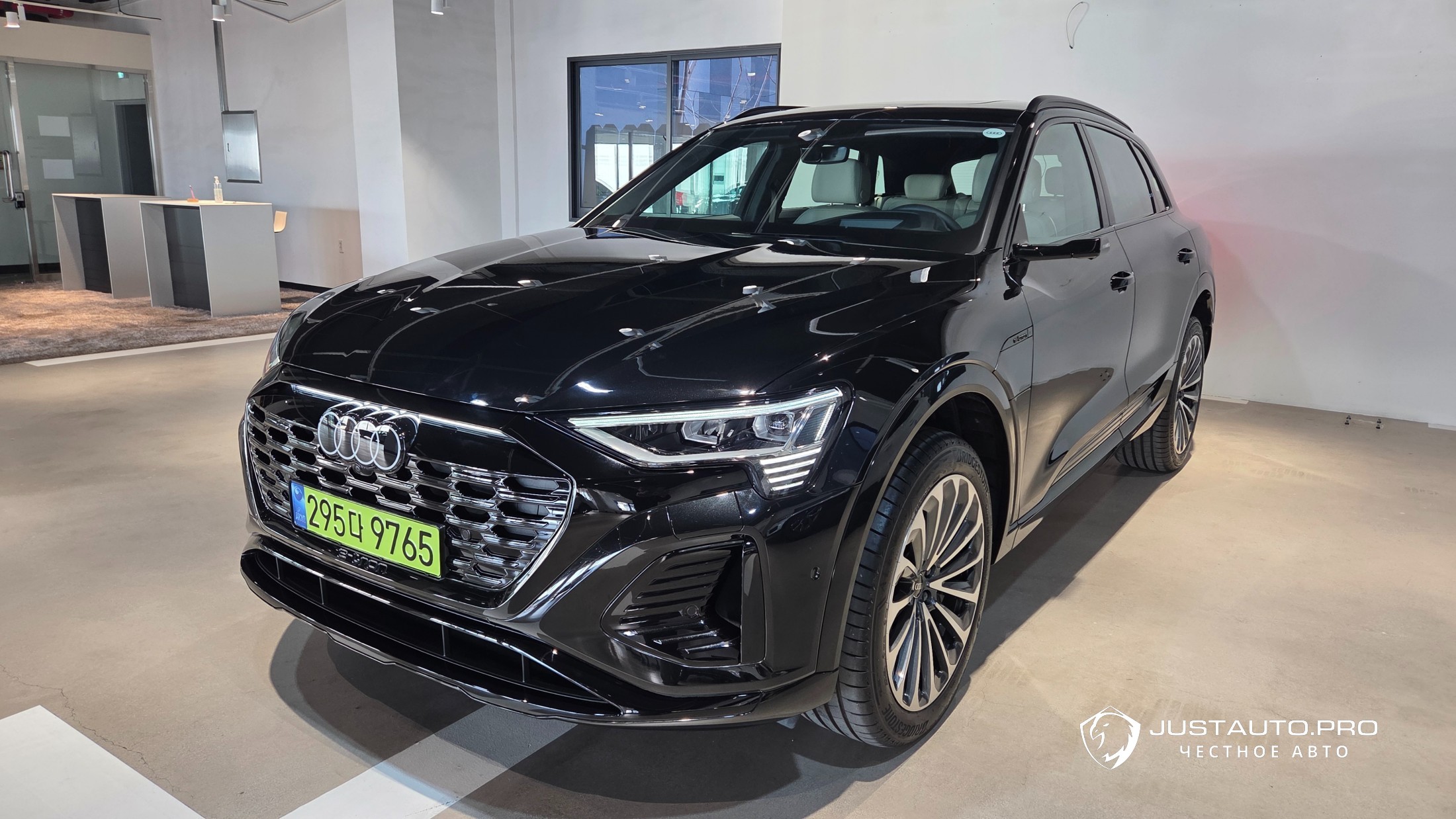 Автомобиль Audi Q8 e-tron