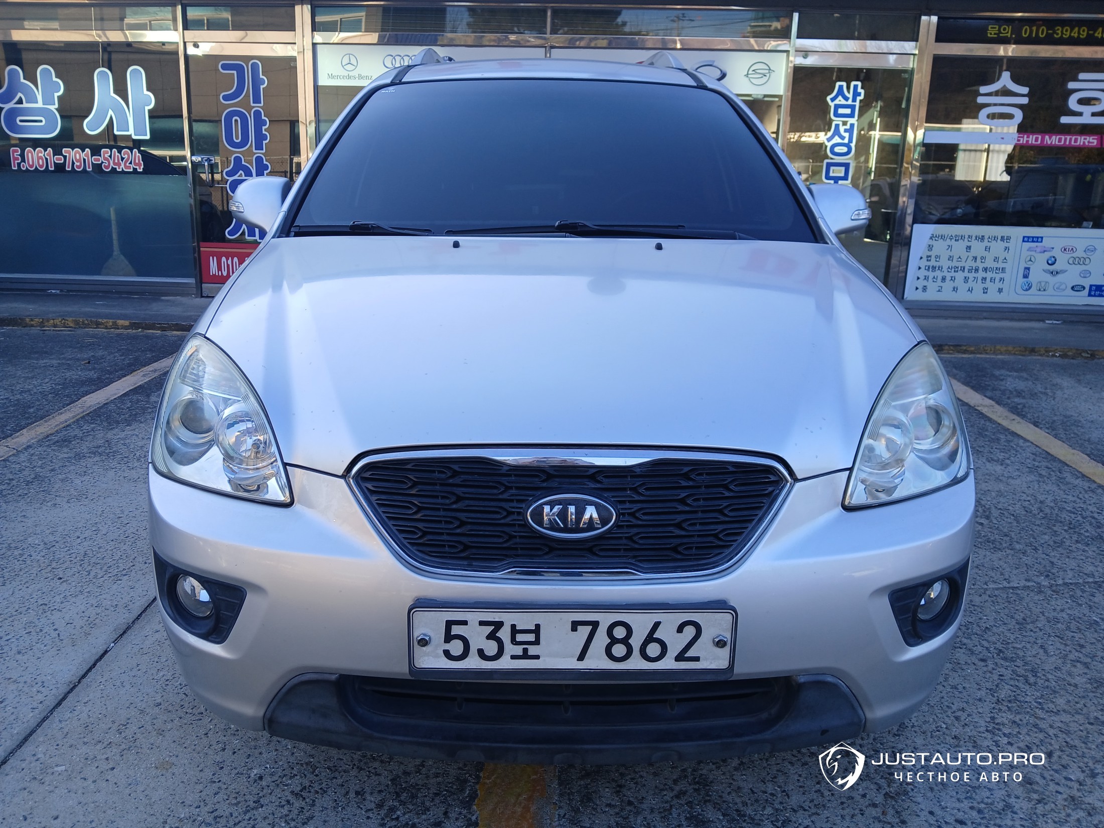 Автомобиль Kia Carens