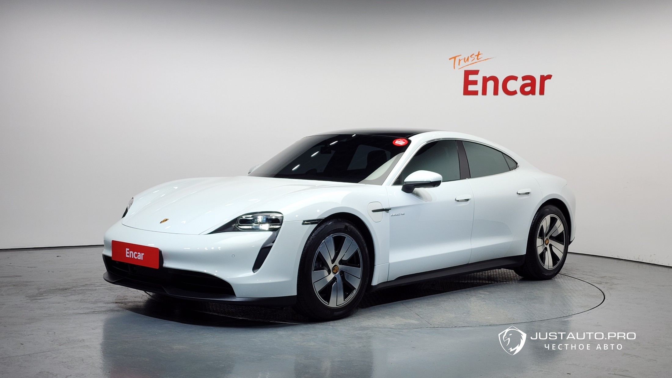 Автомобиль Porsche Taycan