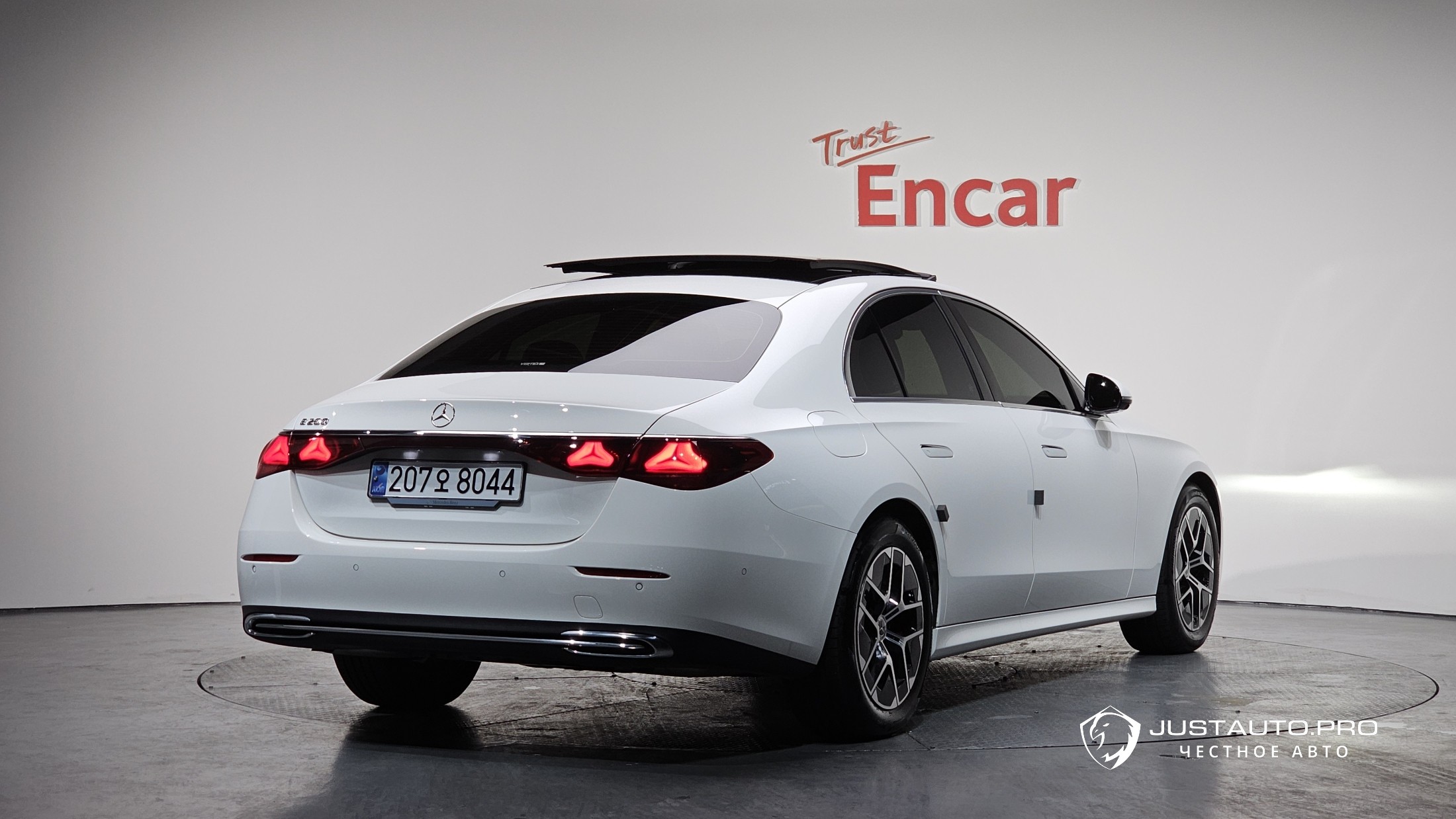 Автомобиль Mercedes-Benz E-Class