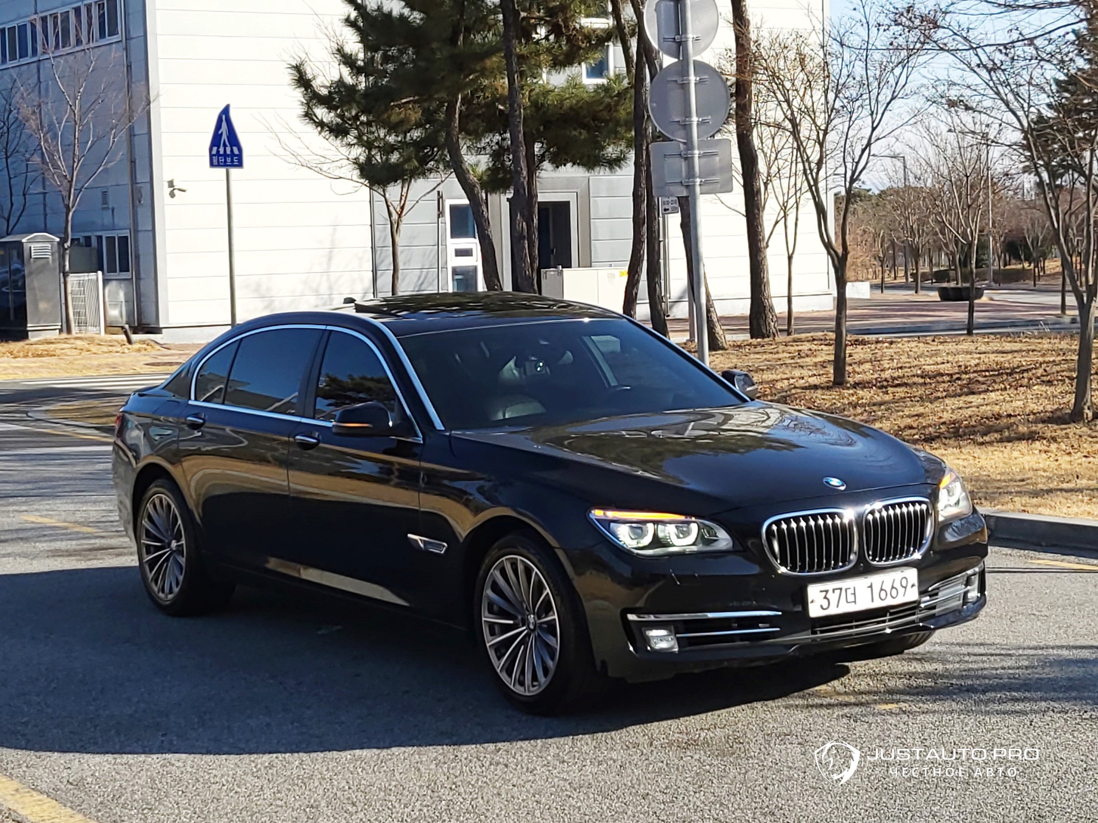 Автомобиль BMW 7-Series