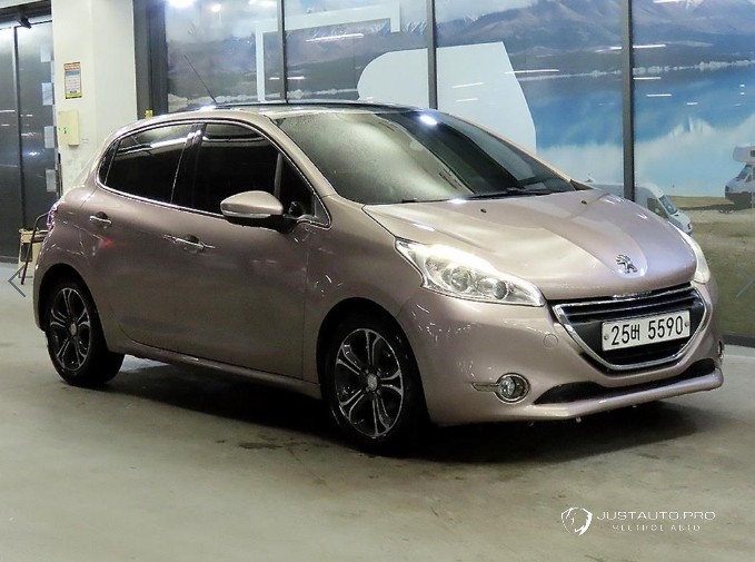 Автомобиль Peugeot 208
