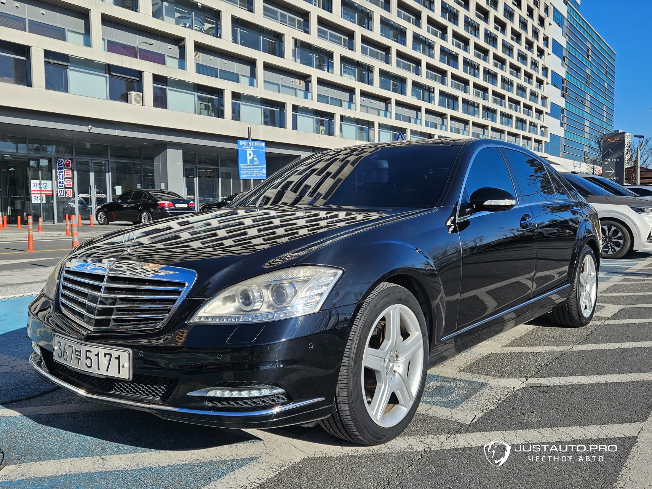 Автомобиль Mercedes-Benz S-Class