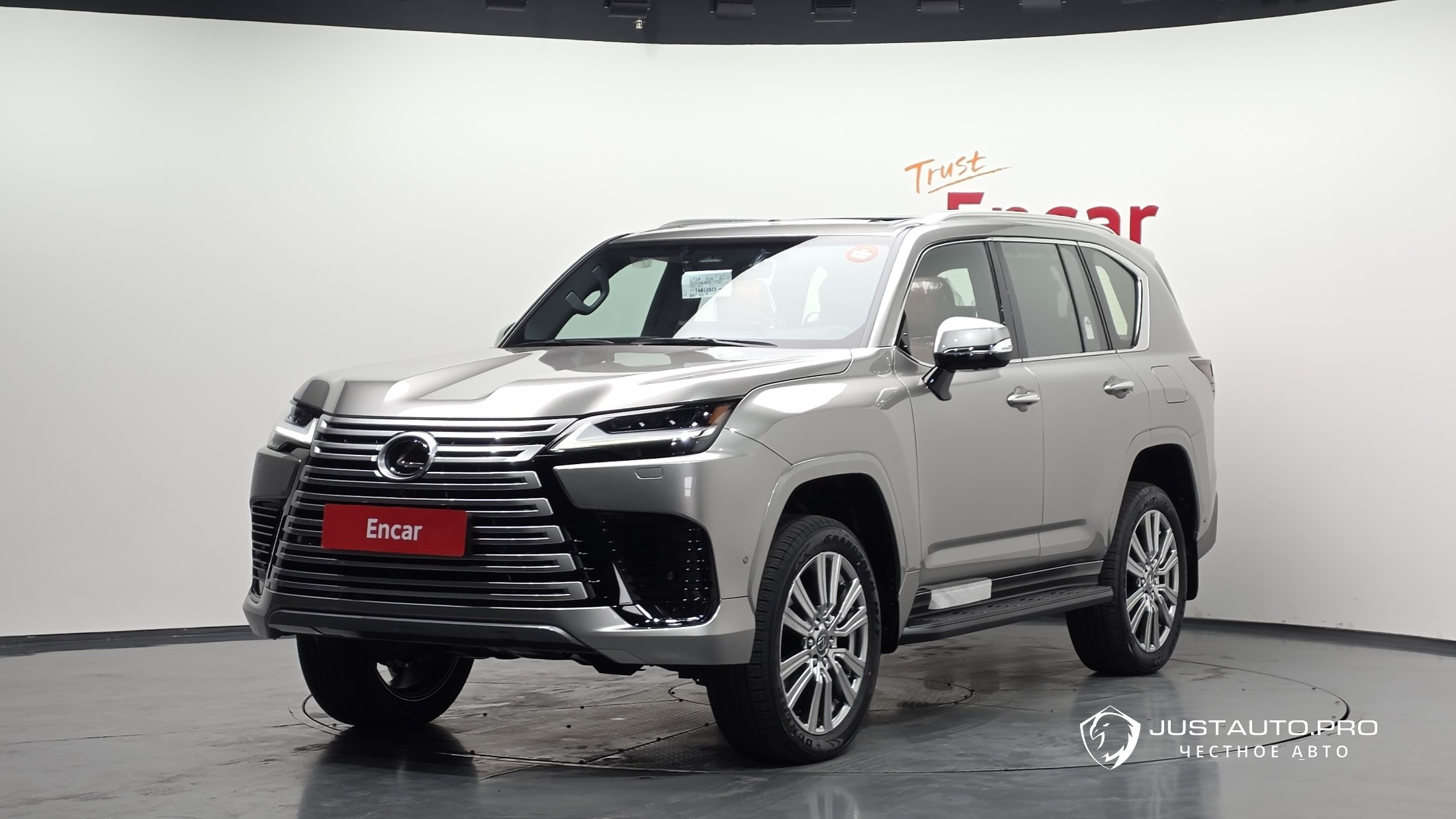 Автомобиль Lexus LX