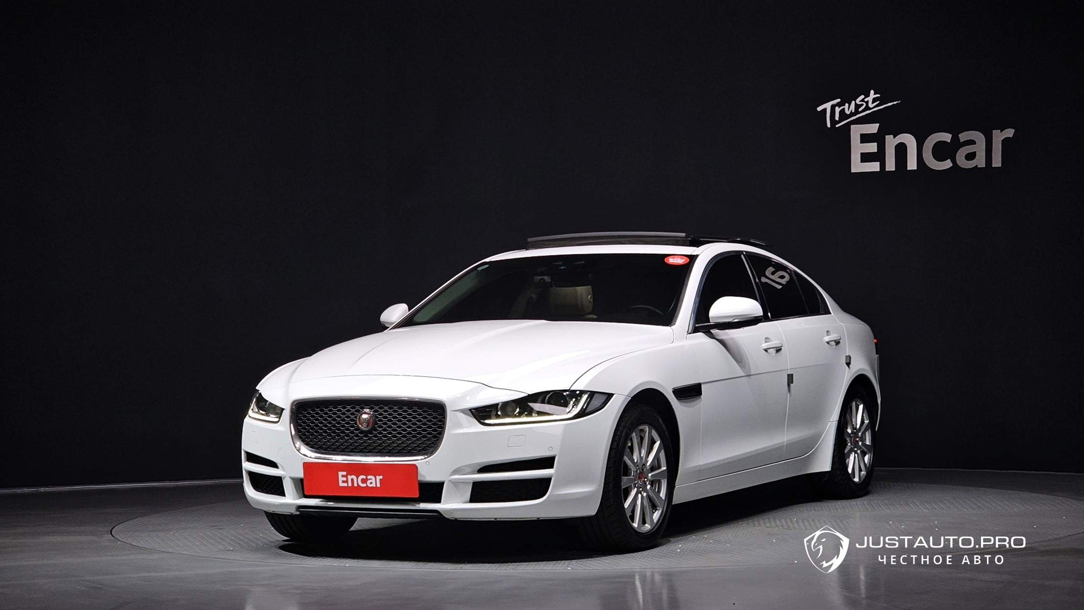 Автомобиль Jaguar XE
