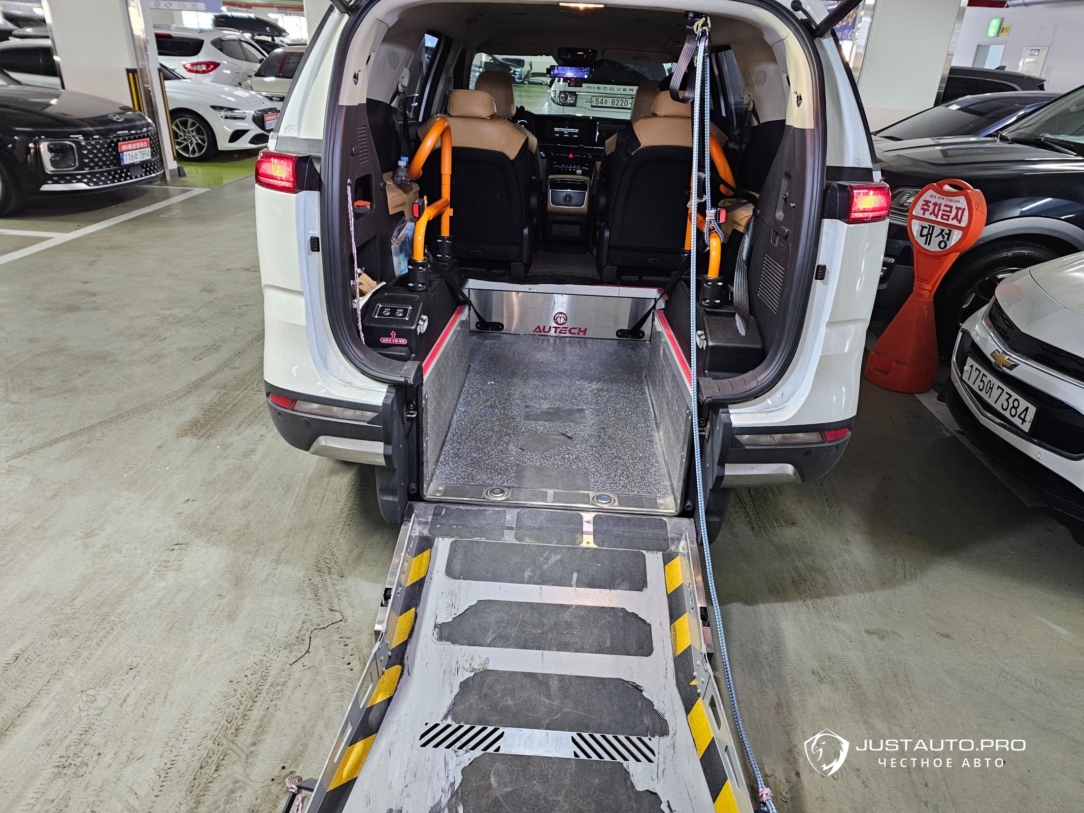 Автомобиль Kia Canival