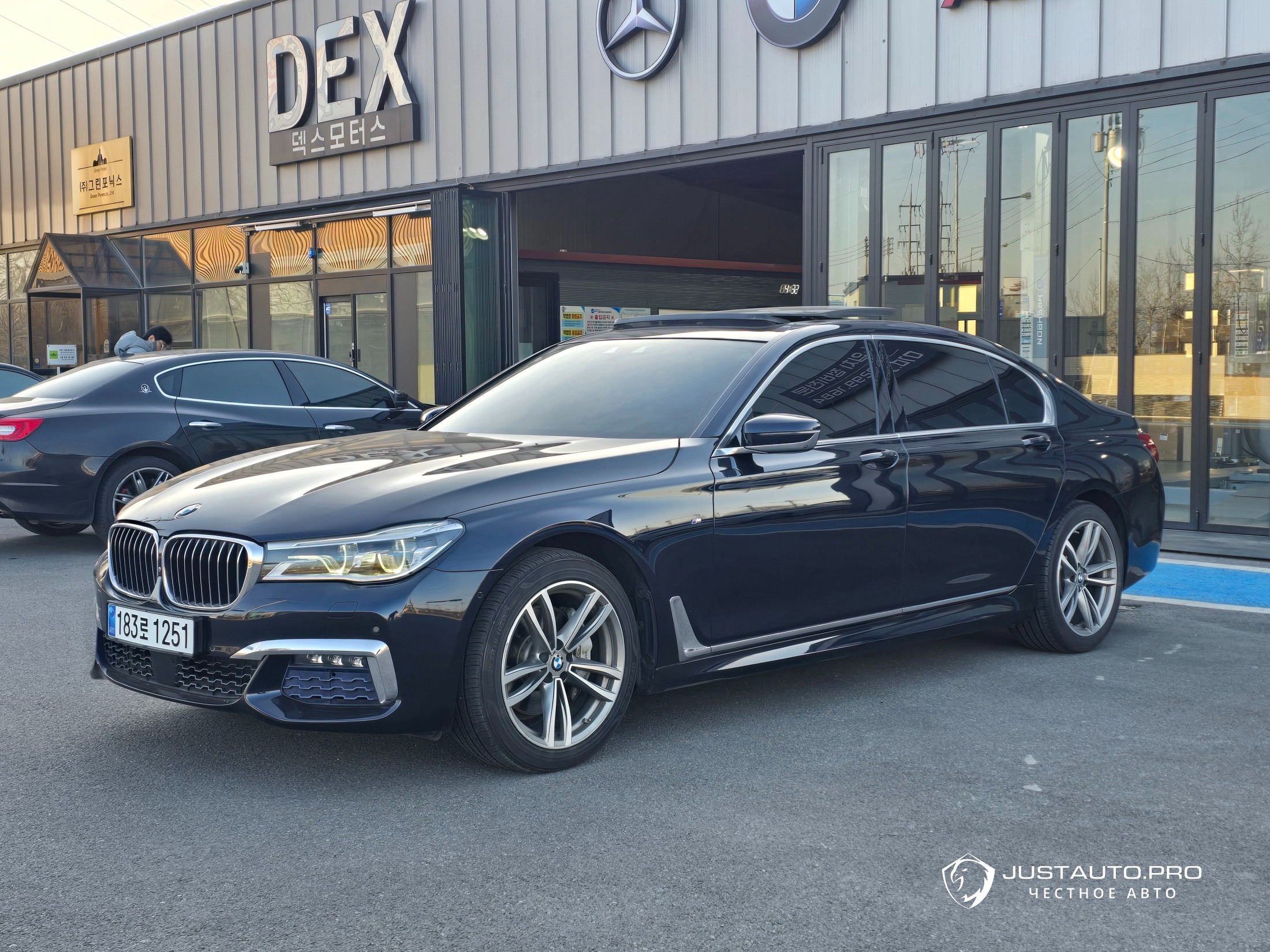 Автомобиль BMW 7-Series