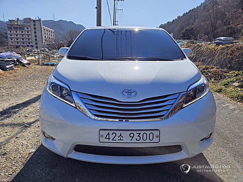 Автомобиль Toyota Sienna