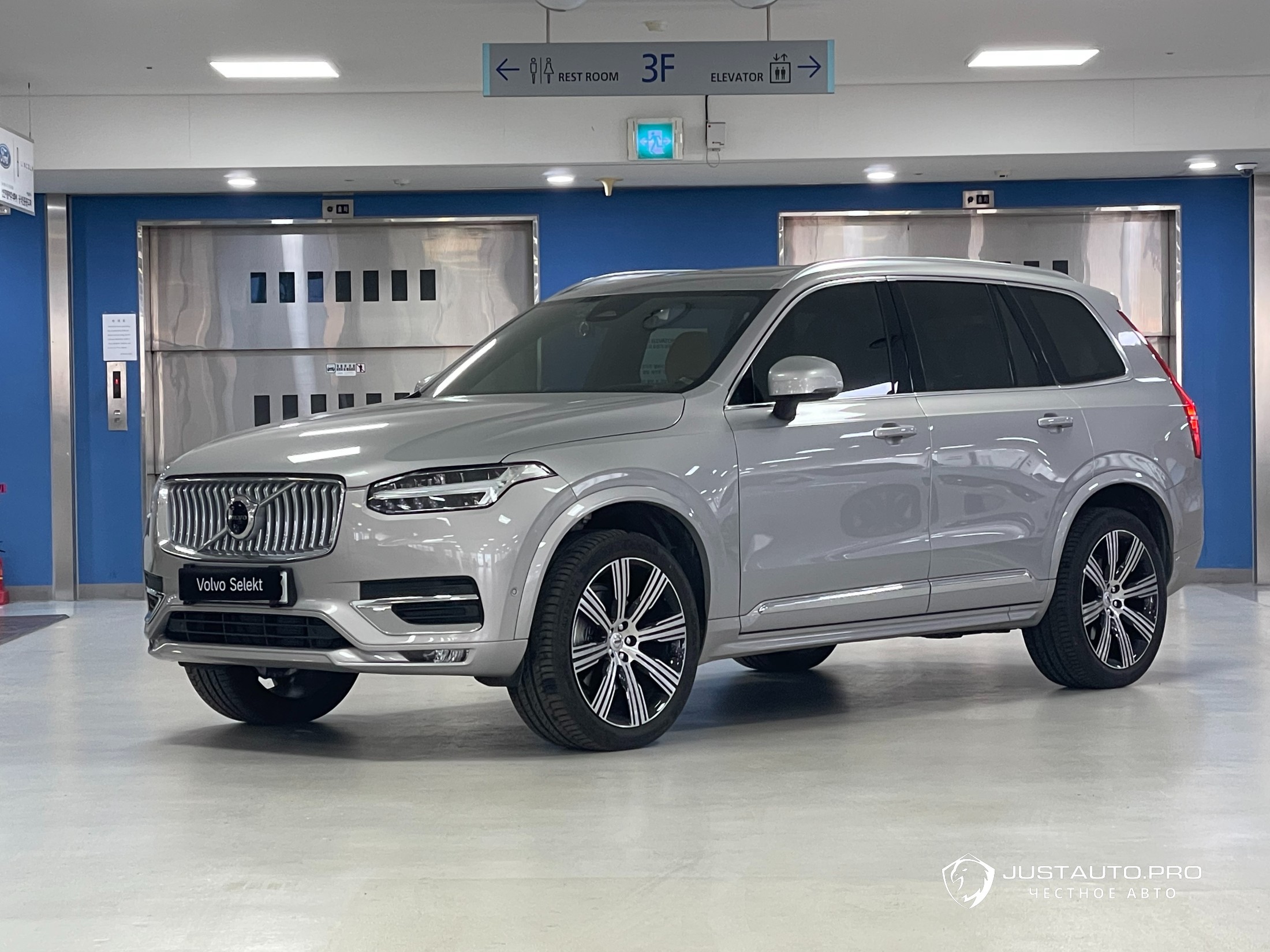 Автомобиль Volvo XC90