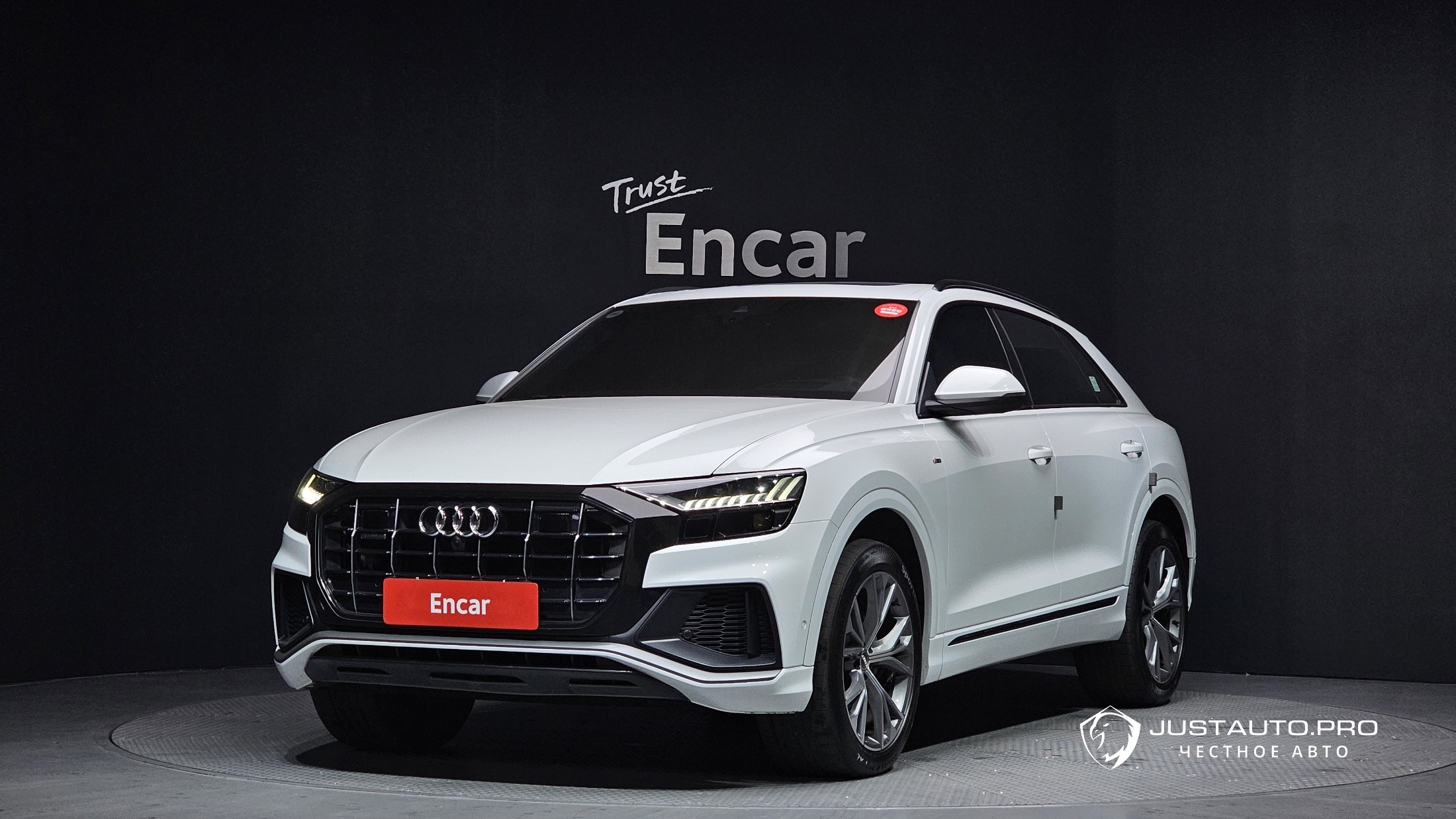 Автомобиль Audi Q8