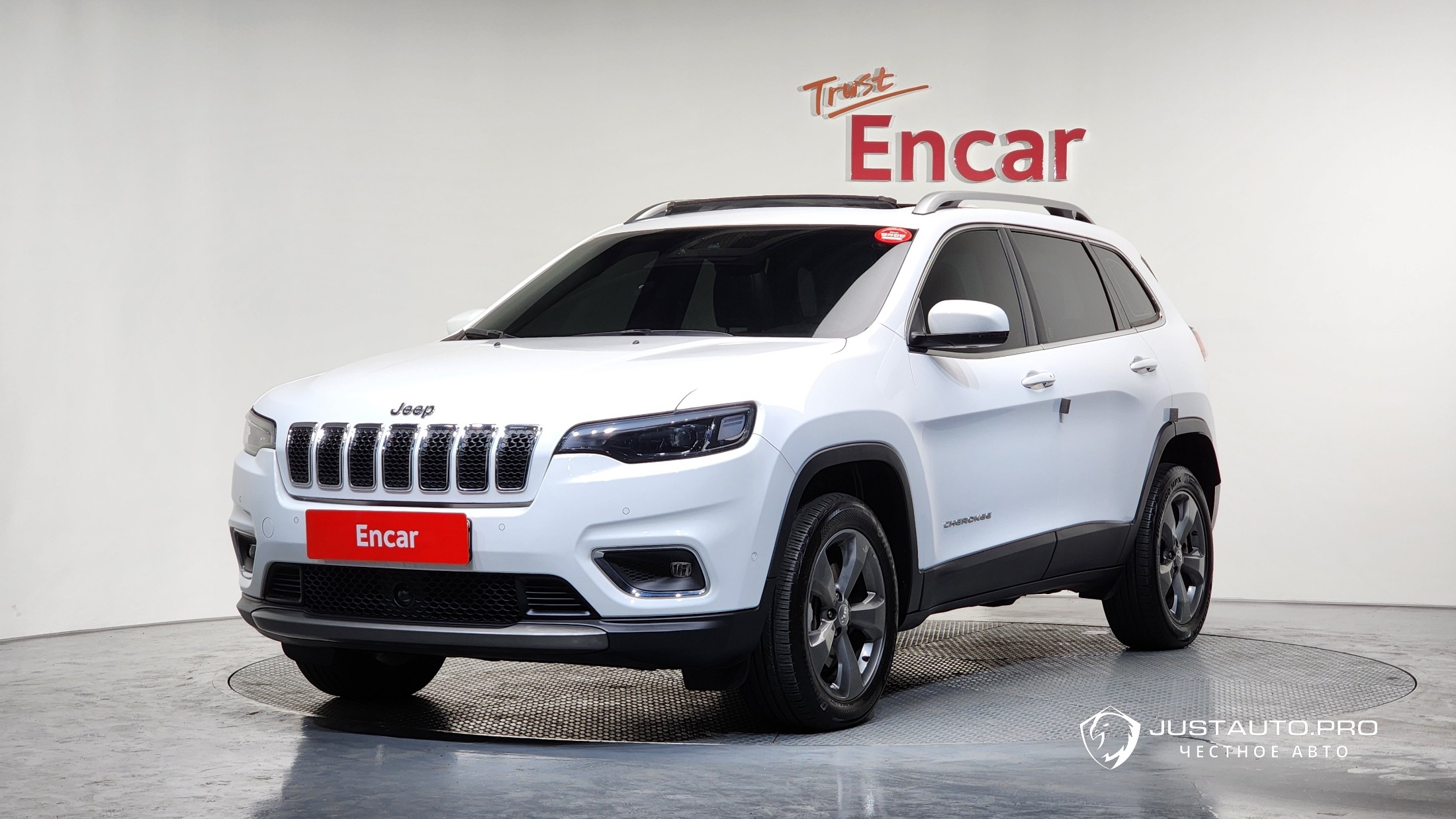 Автомобиль Jeep Cherokee